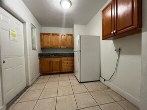 1015 NW 42nd St in Miami, FL - Building Photo - Building Photo