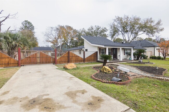 1910 East Ave in Katy, TX - Building Photo - Building Photo