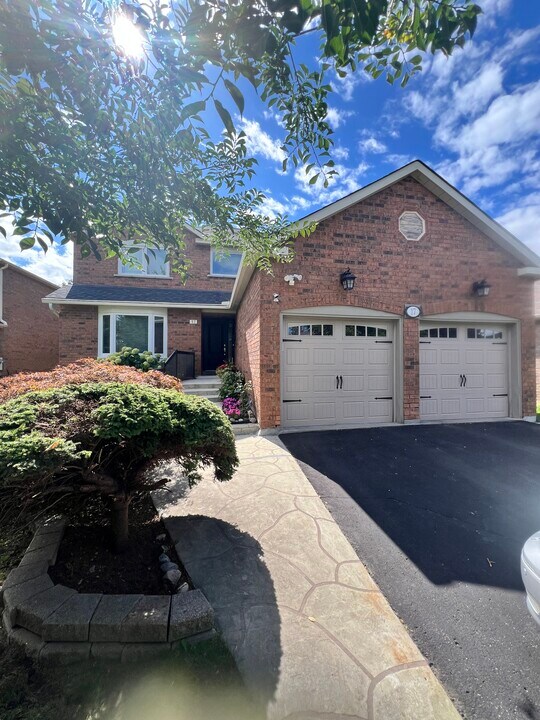 17 Long Island Cres in Markham, ON - Building Photo