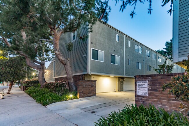 Villa Velletri in Marina Del Rey, CA - Foto de edificio - Building Photo