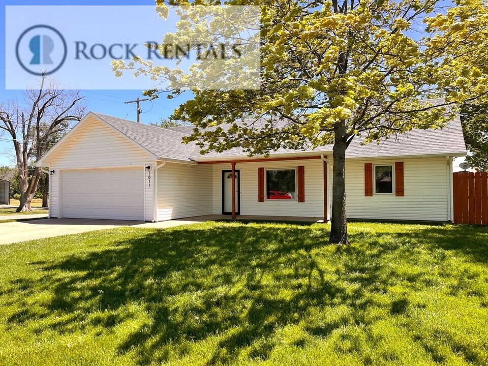 1611 W 17th Ave in Hutchinson, KS - Building Photo
