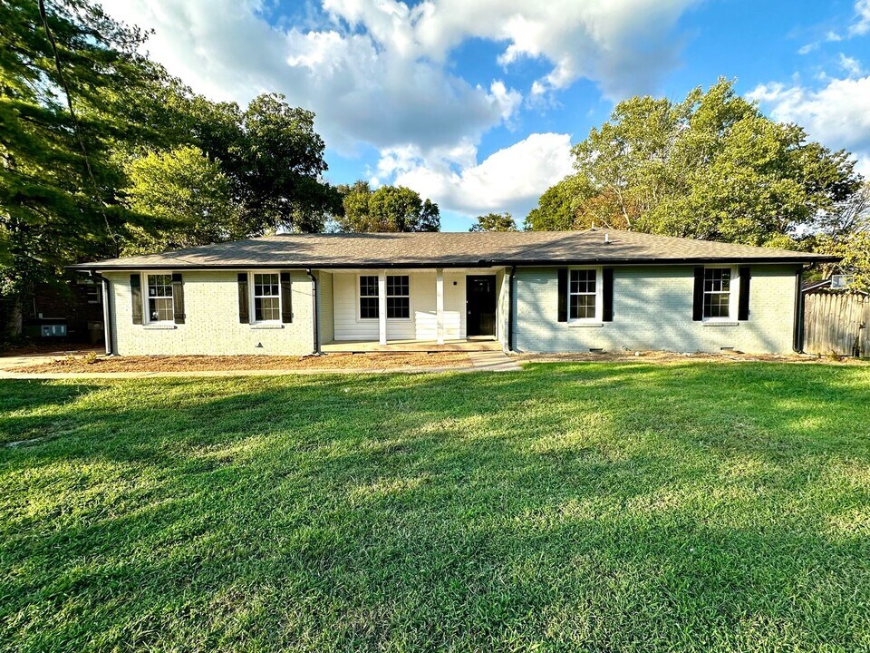 102 Dillon Dr in Hendersonville, TN - Foto de edificio