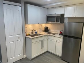 3610 Lloyd Dr, Unit Efficiency in Fort Lauderdale, FL - Building Photo - Building Photo