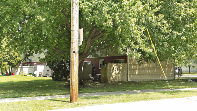 52 Kensington Townhomes in Painesville, OH - Building Photo - Building Photo