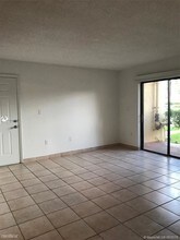 250 Palm Cir W-Unit -Apt 105 in Pembroke Pines, FL - Building Photo - Building Photo