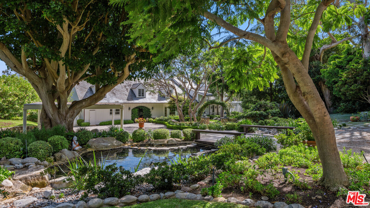 6825 Zumirez Dr in Malibu, CA - Building Photo