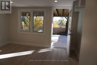 259 Glenway Cir in Newmarket, ON - Building Photo - Building Photo