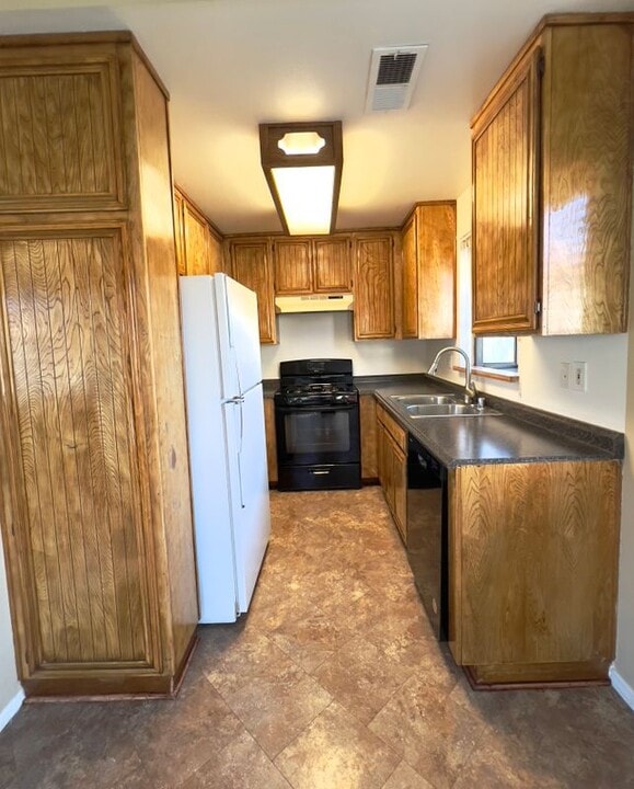 27949 Tyler Ln in Santa Clarita, CA - Building Photo