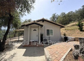 13755 Vía Encantado in Valley Center, CA - Building Photo