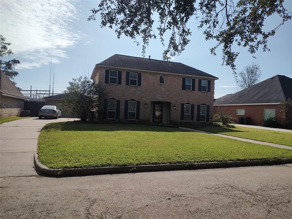 7810 12 Fairway Ln in Humble, TX - Building Photo