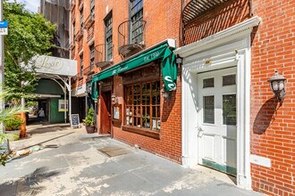 21 E 9th St in New York, NY - Foto de edificio - Building Photo