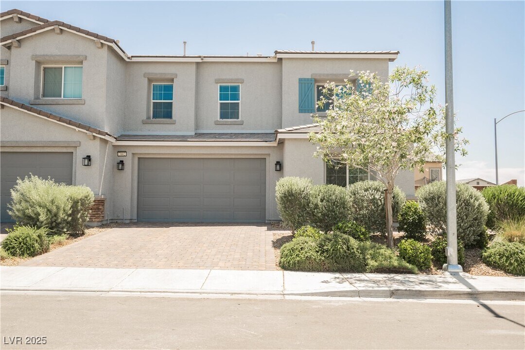 7002 Fossil Rim St in North Las Vegas, NV - Building Photo