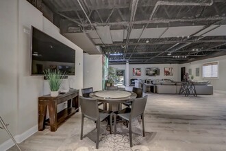 333 W North Ave, Unit 200 in Chicago, IL - Foto de edificio - Building Photo