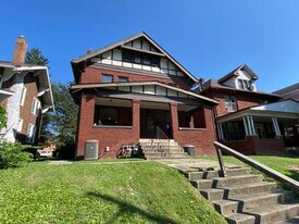 1948 Summit St in Columbus, OH - Building Photo