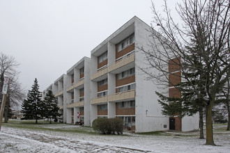 1050 Stainton Dr in Mississauga, ON - Building Photo - Building Photo