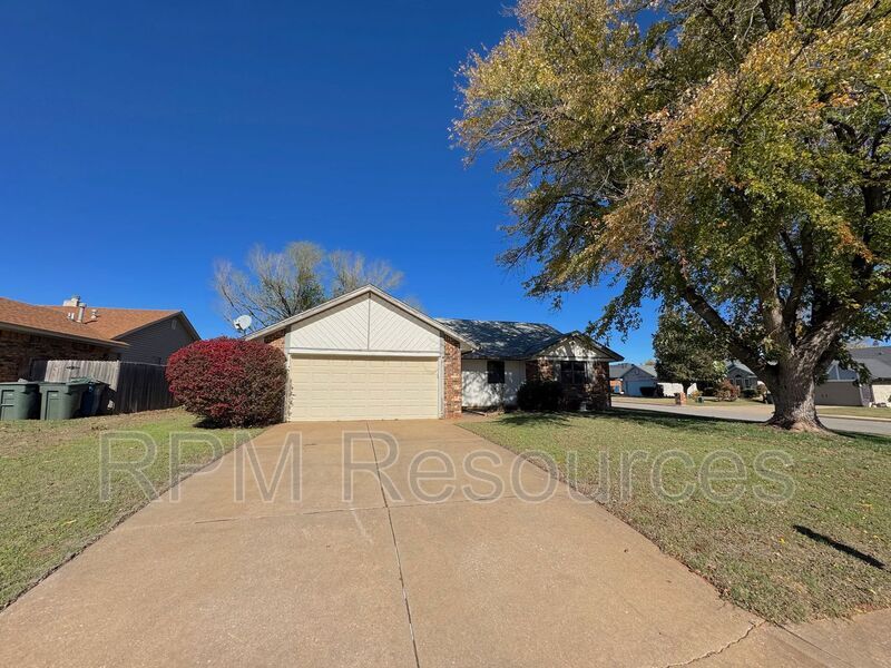 2009 W Rockypoint Dr in Edmond, OK - Building Photo