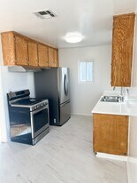 10447 Cantara St in Sun Valley, CA - Building Photo