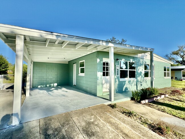 1013 Iowa Ave in Lynn Haven, FL - Foto de edificio - Building Photo