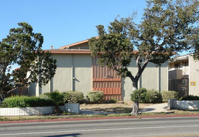 741 W Channel Islands Blvd in Oxnard, CA - Building Photo - Building Photo