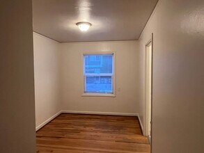 5209 E Burnside St in Portland, OR - Building Photo - Building Photo