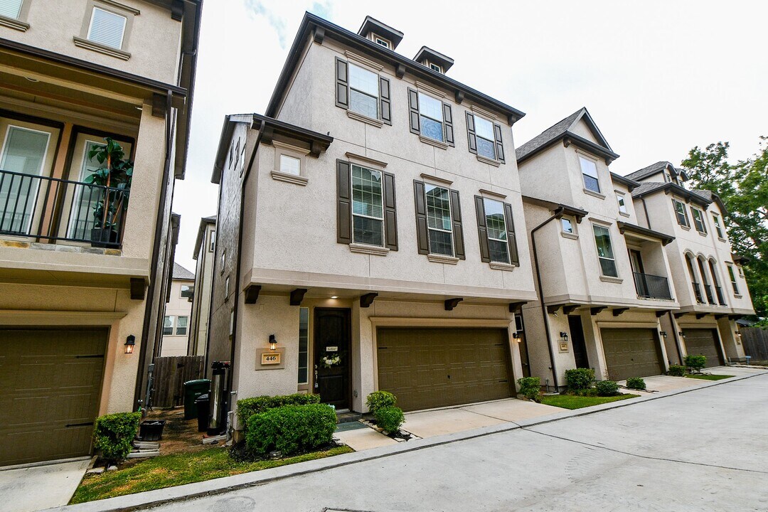 446 N Live Oak St in Houston, TX - Foto de edificio