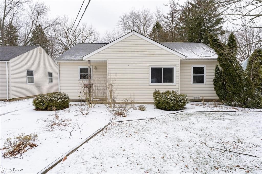 5649 Burns Rd in North Olmsted, OH - Building Photo