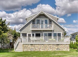 21 Bayside Ave in East Quogue, NY - Building Photo - Building Photo