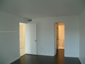 9360 Fontainebleau Blvd in Miami, FL - Building Photo - Building Photo