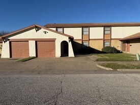 1021 Pleasant Valley Ln in Arlington, TX - Building Photo