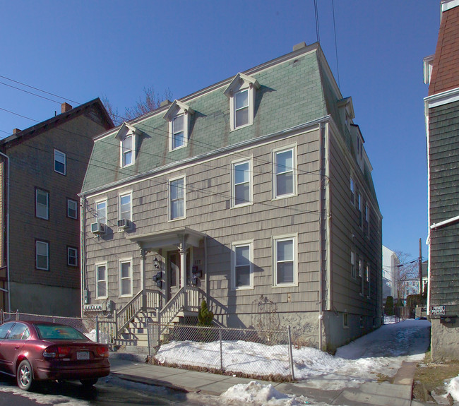 527 4th St in Fall River, MA - Foto de edificio - Building Photo