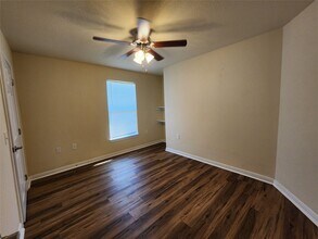 2402 14th Ave N in Texas City, TX - Building Photo - Building Photo