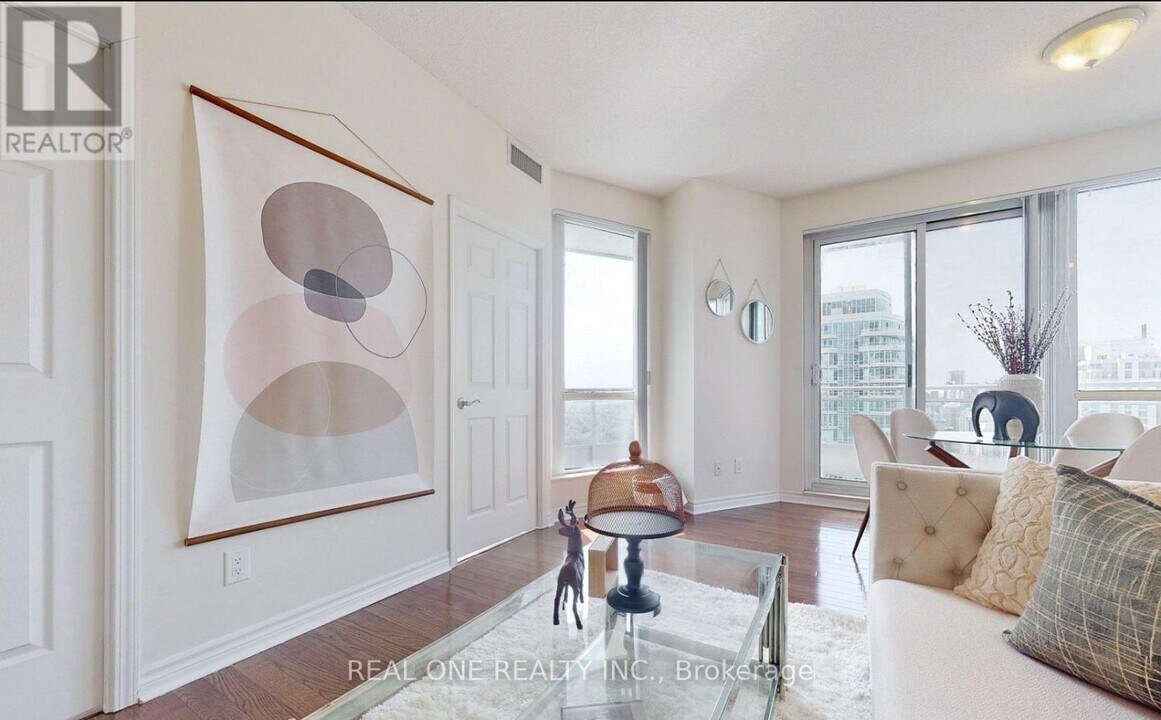 18 Holmes Ave in Toronto, ON - Building Photo