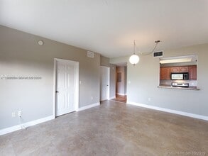 3590 Coral Way, Unit 509 in Miami, FL - Foto de edificio - Building Photo