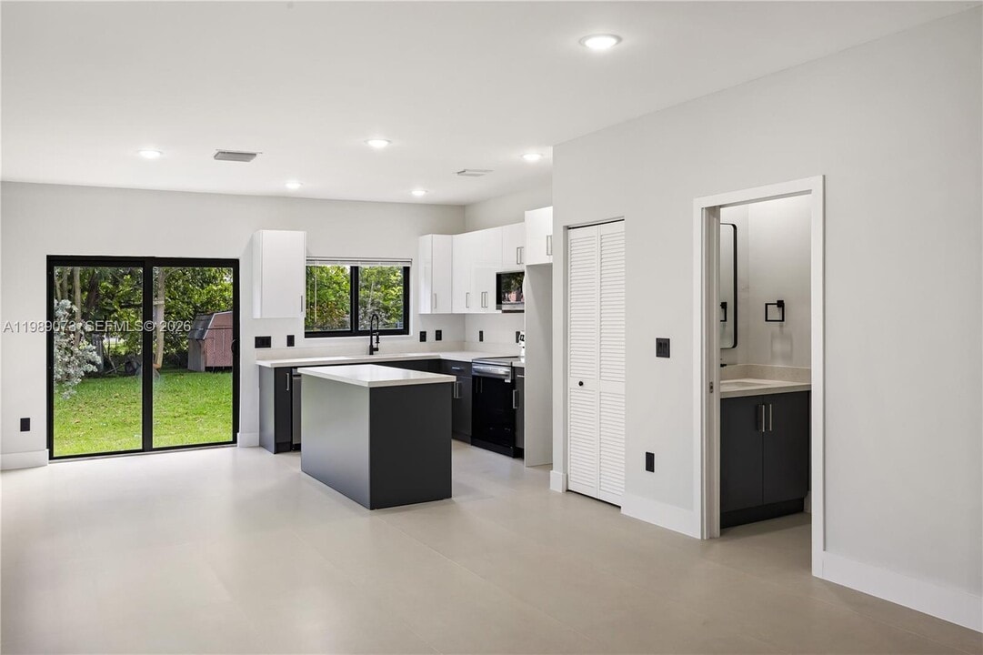 122 NW 5th Ave in Hallandale Beach, FL - Building Photo