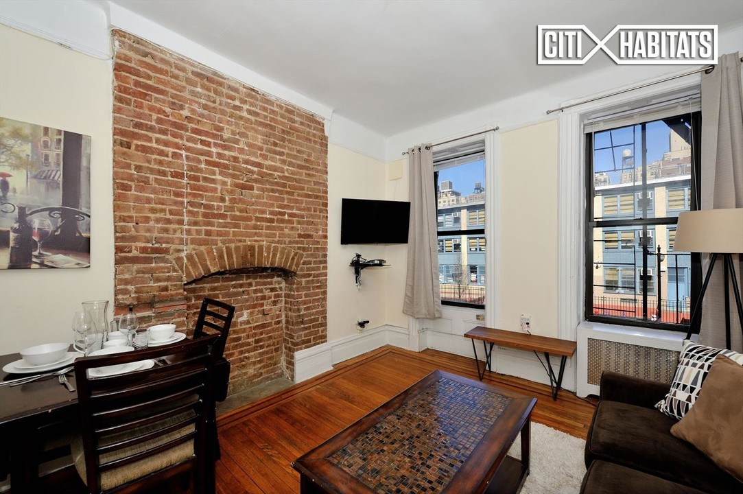 104 W 83rd St-Unit -2A in New York, NY - Building Photo
