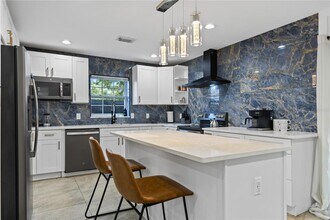 6822 S Wall St in Tampa, FL - Foto de edificio - Building Photo
