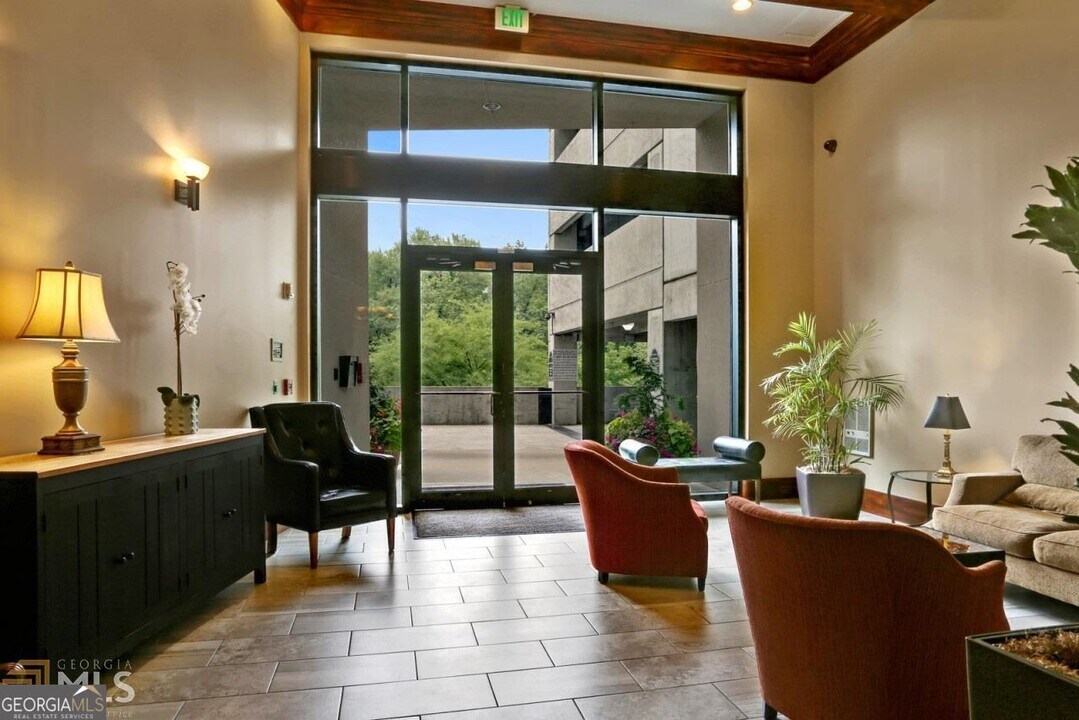 2277 Peachtree Rd NE in Atlanta, GA - Foto de edificio