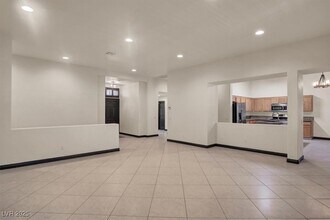 8225 Cabin Springs Ave in Las Vegas, NV - Building Photo - Building Photo