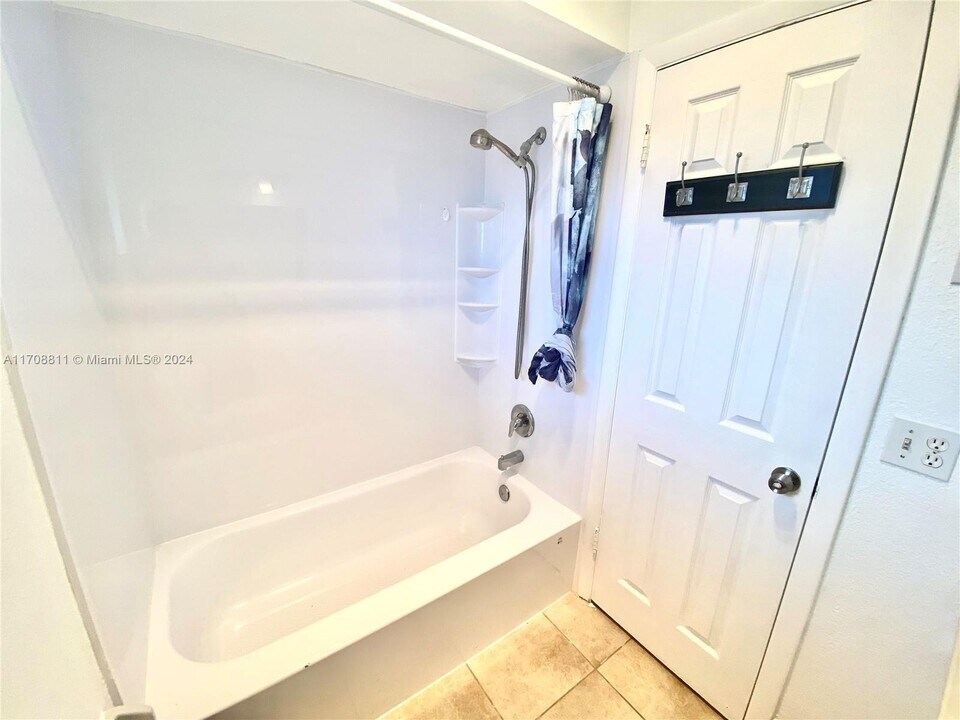 2500 SW 81st Ave, Unit 402 in Davie, FL - Foto de edificio