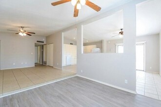 7530 E Poinciana Dr in Tucson, AZ - Foto de edificio - Building Photo