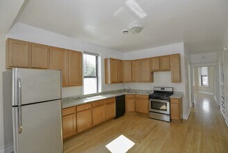 2228 W Iowa St, Unit J05P in Chicago, IL - Building Photo - Building Photo