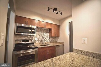 1808 Old Meadow Rd in McLean, VA - Building Photo - Building Photo