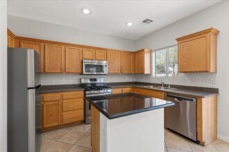 920 Shining Rose Pl in Henderson, NV - Foto de edificio - Building Photo