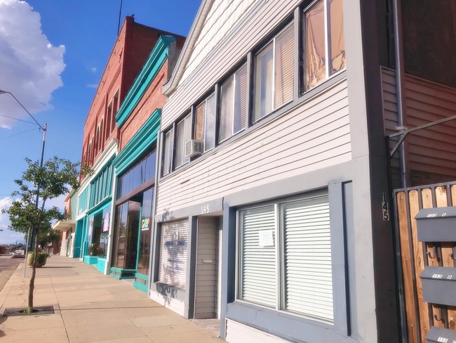 Commercial Bldg Store-front, with2 Apartments