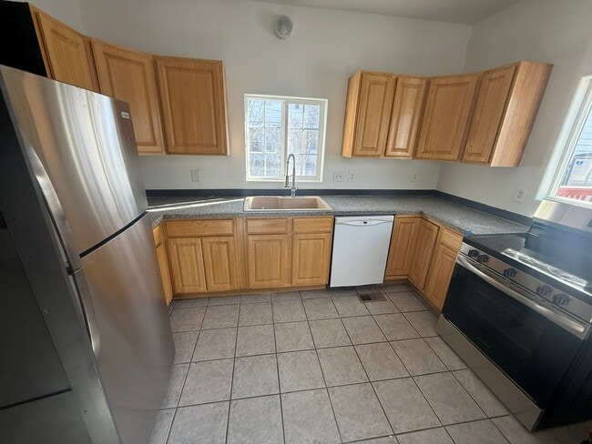 116 Broadwater Ave, Unit Upper Apartment