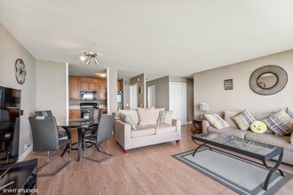 5445 N Sheridan Rd in Chicago, IL - Building Photo - Building Photo
