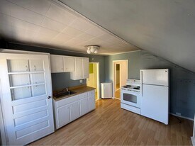 439 Essex St, Unit Essex st Apartment in Bangor, ME - Building Photo