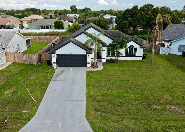 678 SW Pueblo Terrace in Port St. Lucie, FL - Building Photo - Building Photo