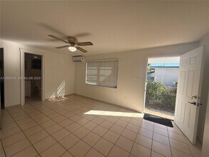 233 NW 45th Ave in Miami, FL - Foto de edificio - Building Photo