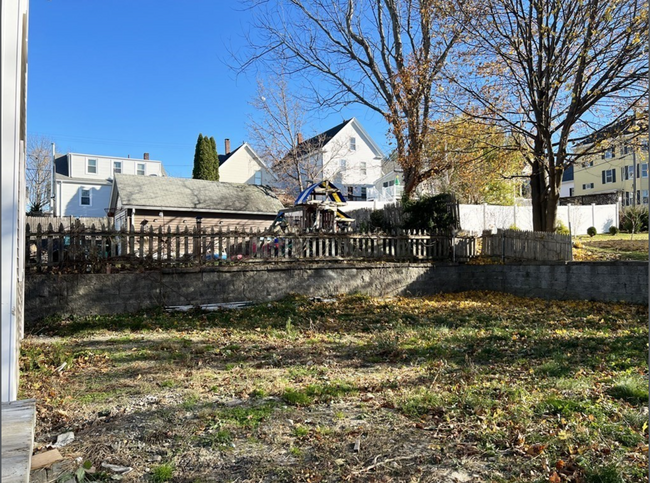 21 Laurel St, Unit 2 in Salem, MA - Foto de edificio - Building Photo